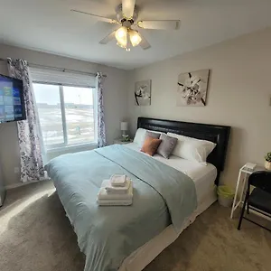 Elegant Guest - King Bed & Ensuite Private Bathroom - Close To Airport With Aircon , Calgary Canada