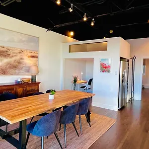 Sunny Penthouse On 17th Ave, 1 Bedroom, 1 Loft Bed With Ladder, 1 Sofa Bed, Sleeps 6, Downtown , Calgary Canada