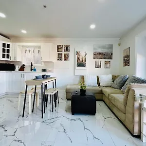 2br 1ba Guest With King Bed - Free Parking - Renfrew Station - Location , Vancouver Canada