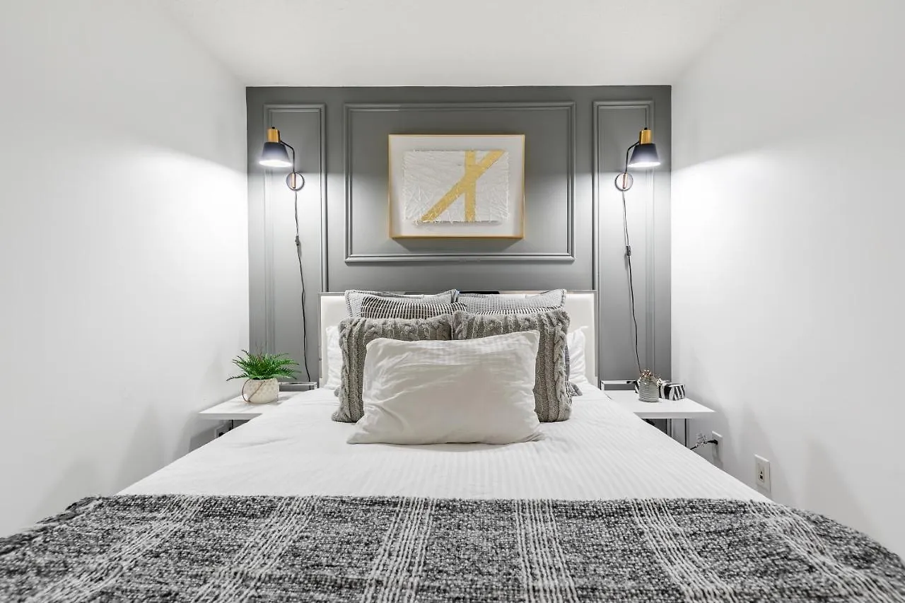 Luxury 2Br Toronto Downtown Condo W/ Cn Tower View